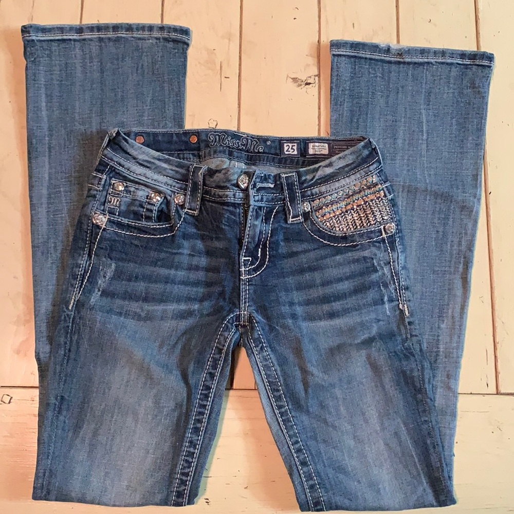 Miss Me Boot cut jeans. Lightly worn, in great shape! Size 25 waist.
